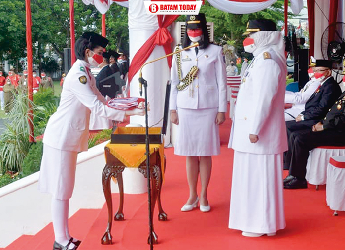 Petugas upacara saat memberikan bendera merah putih kepada Wagub Marlin